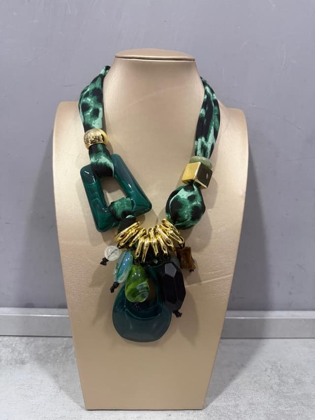 Collana verde fantasia con pendenti